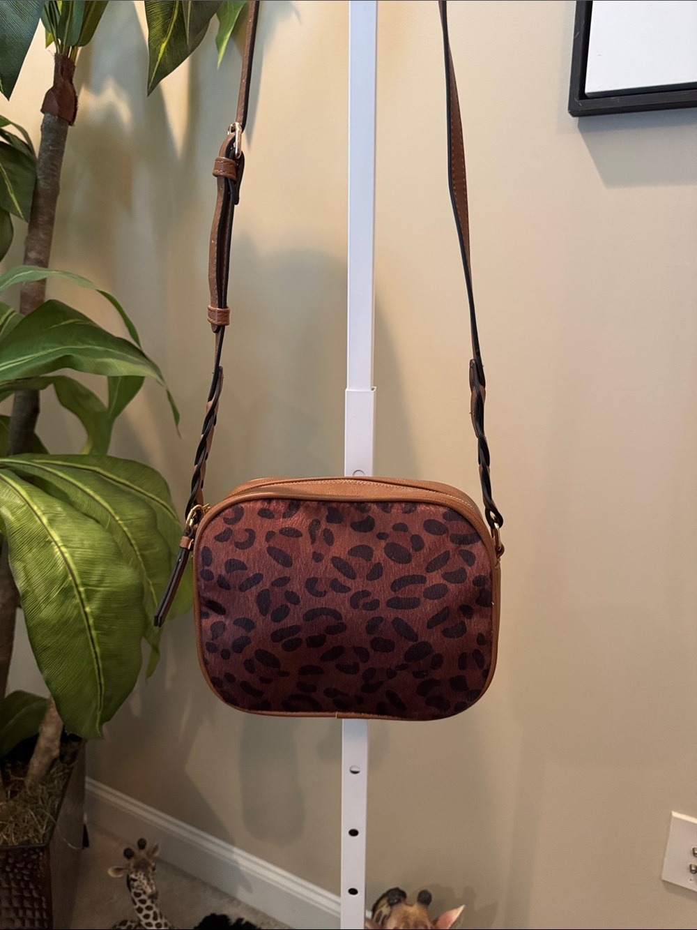 Women’s Leopard Print Crossbody Bag in Brown. Super clean and cute.
